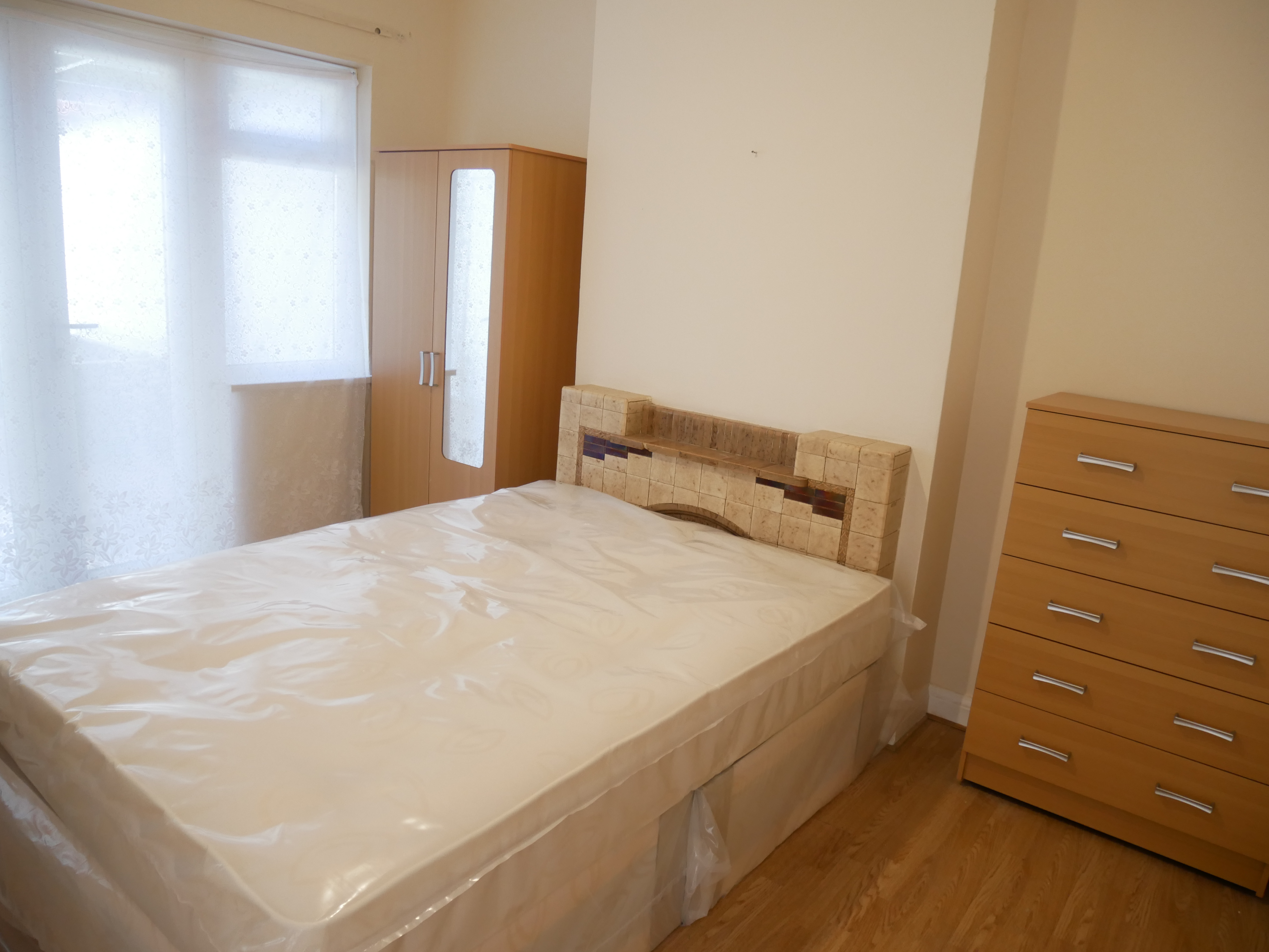Ground floor Double Room for Rent / The Approach / East Acton W3