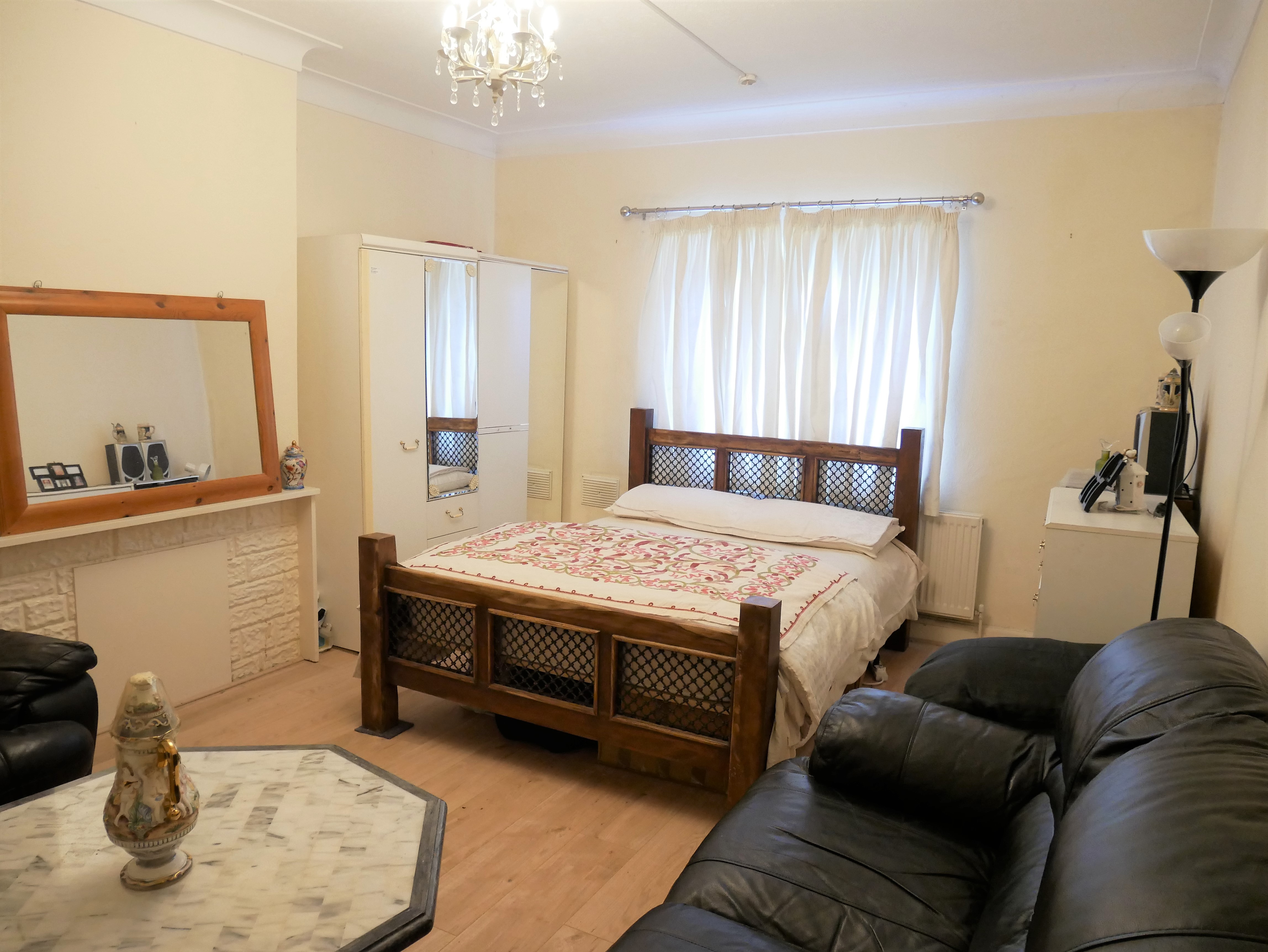 Double room in a flat share, moments away from Osterley Tube Station